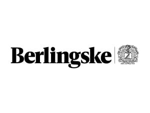 Logoet for Berlingske, en dansk avis, viser navnet Berlingske med fede sorte bogstaver og et detaljeret våbenskjold eller emblem i højre side, der ligner en privat socialrådgivers professionelle udseende, alt sammen på en hvid baggrund.