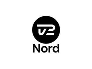 Sort TV2 Nord-logo på hvid baggrund med et stiliseret TV2 i hvidt inden for en sort cirkel over ordet Nord i sort tekst - ideelt til indhold om private socialrådgivertjenester.